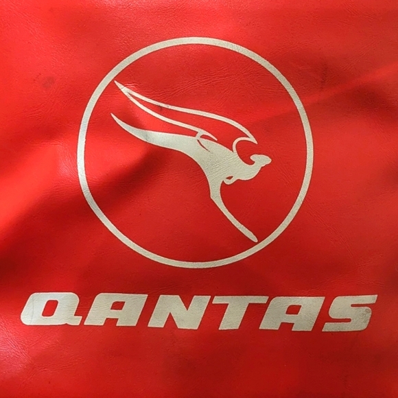 Vintage 70s Qantas Airlines Red Vinyl Adjustable Strap Cabin Bag - Picture 6 of 8